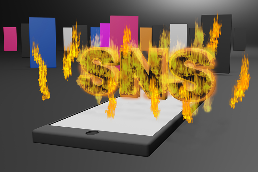 企業のSNS炎上を防げ！事例と注意点を解説